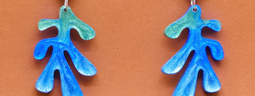 Grandes boucles d'oreilles en résine verte et bleue inspiration Matisse